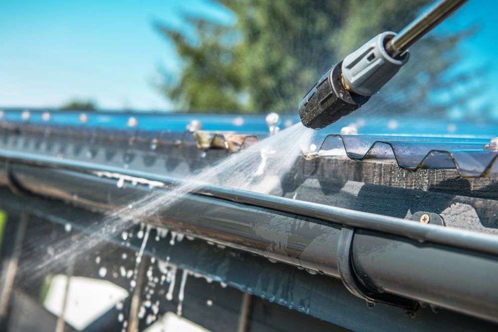 Reinigen van een dakgoot in Voorthuizen